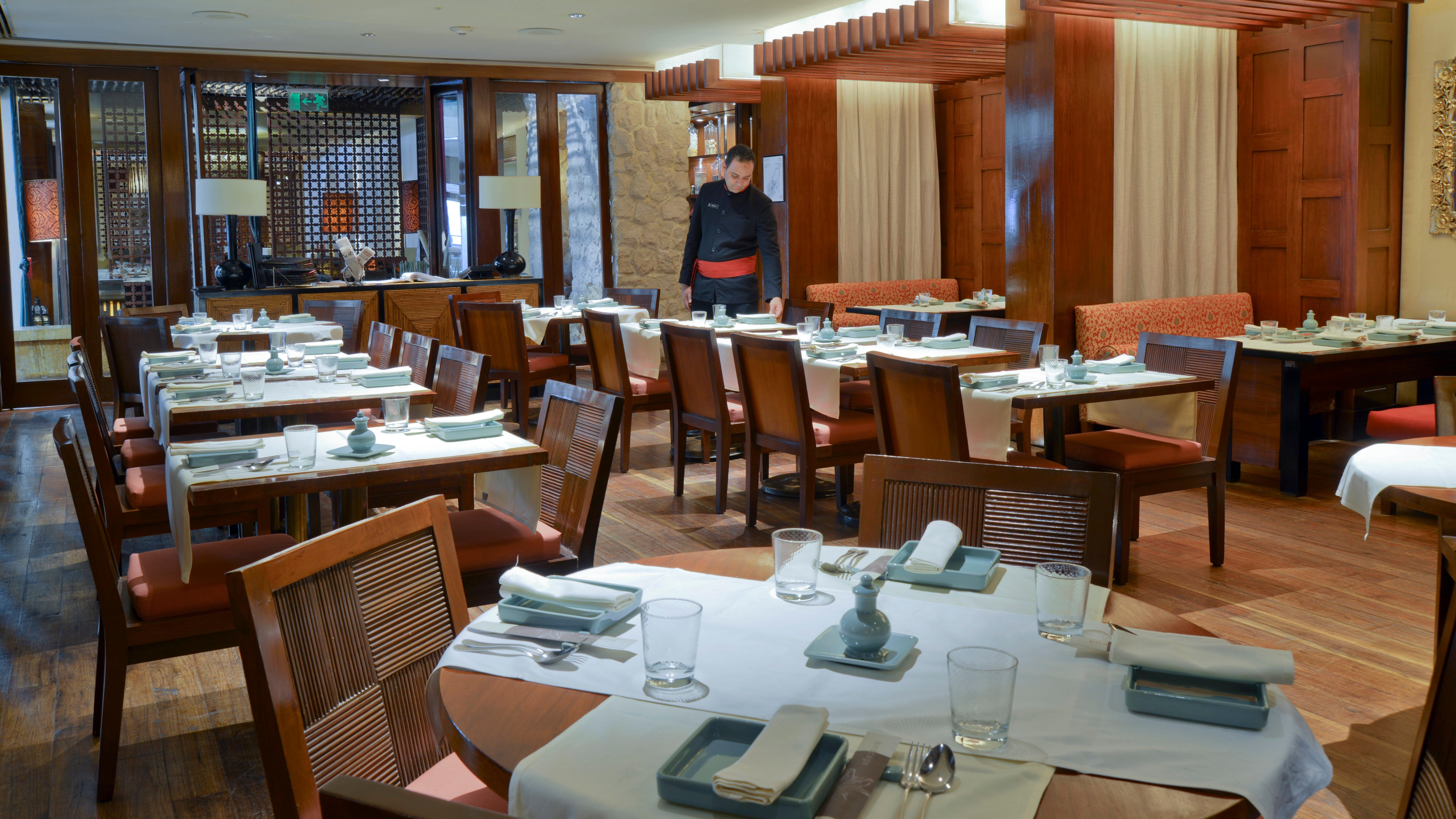 Intercontinental Cairo Semiramis By Ihg Hotel Luaran gambar A restaurant in a hotel