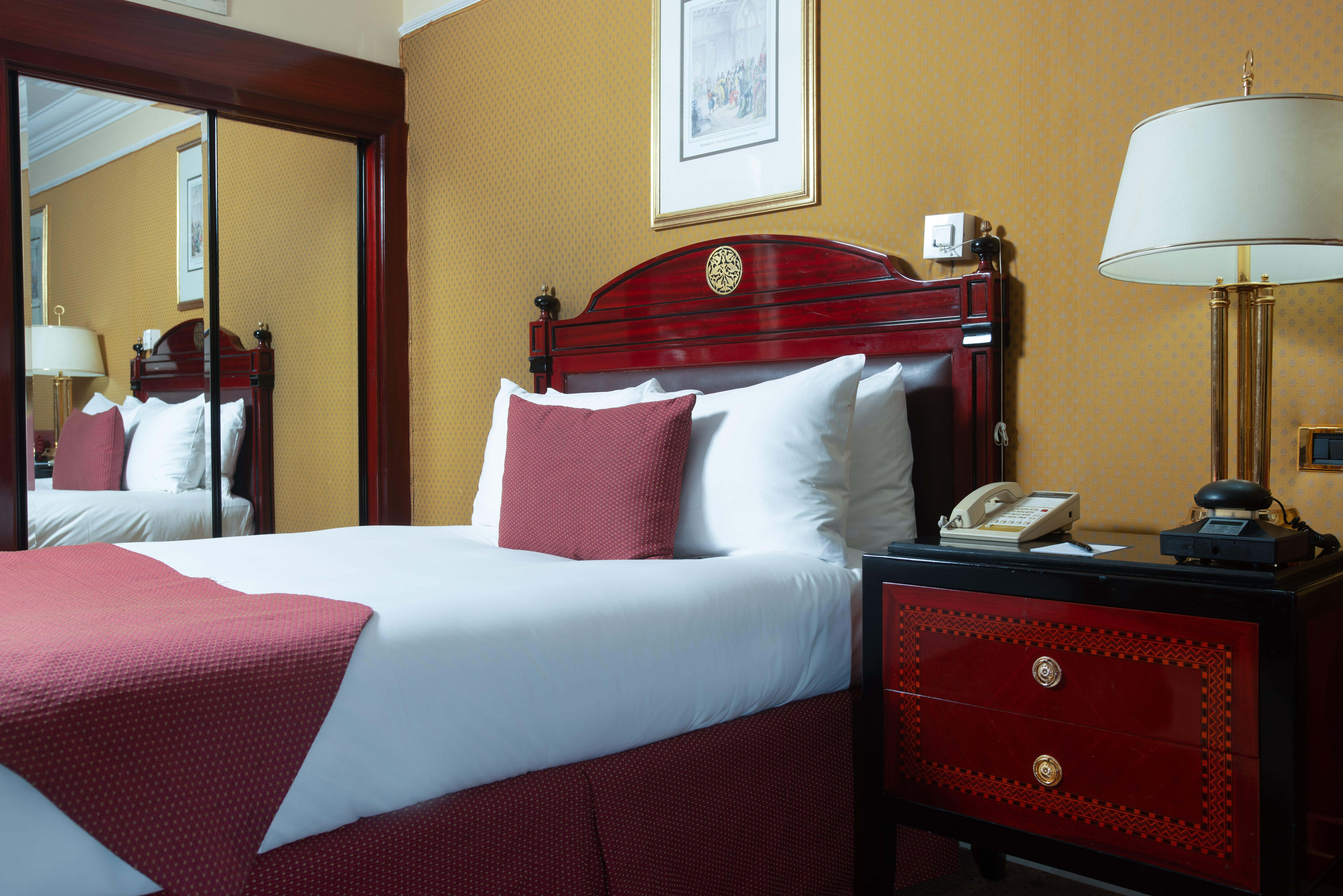 Intercontinental Cairo Semiramis By Ihg Hotel Luaran gambar A guest room at the hotel