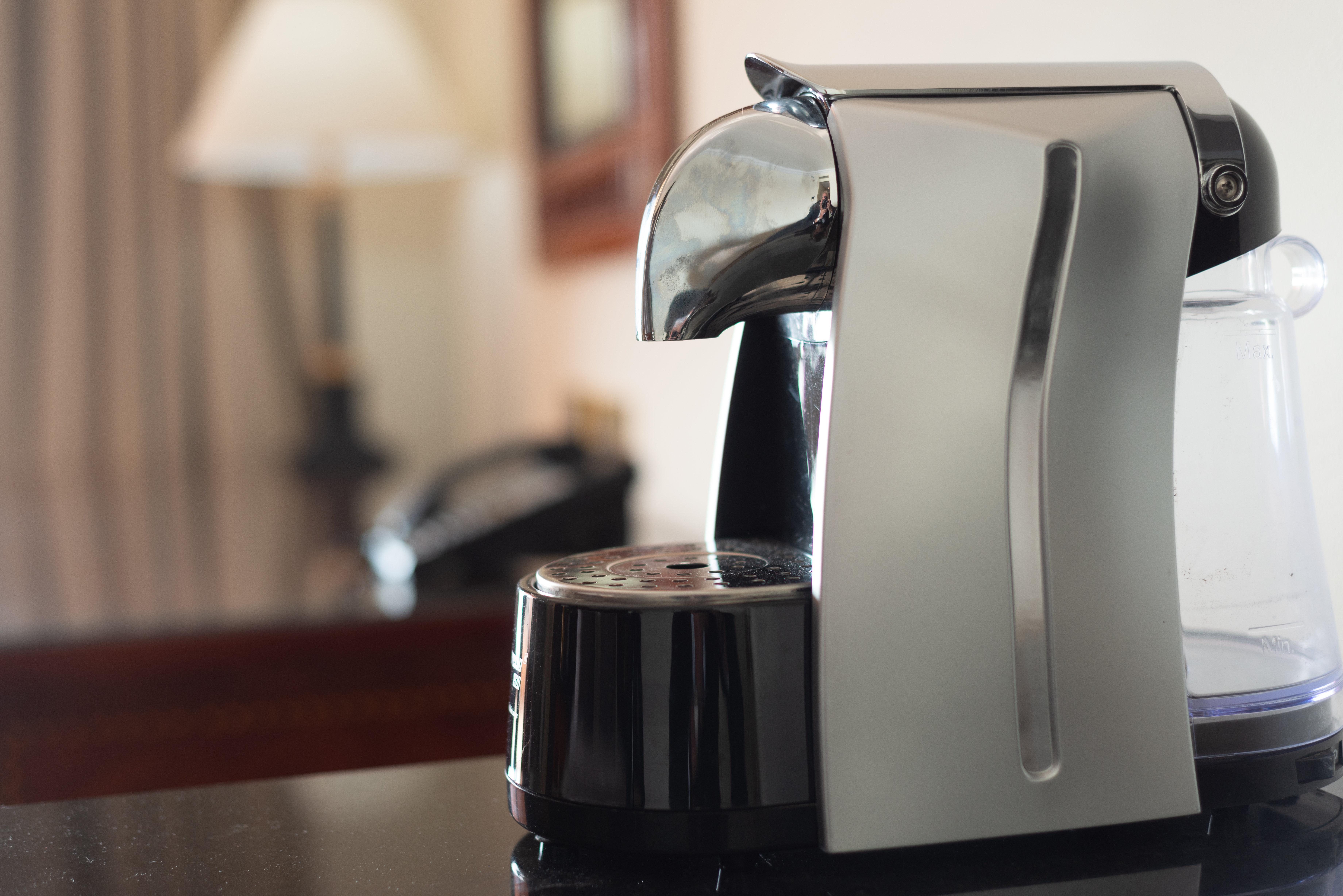 Intercontinental Cairo Semiramis By Ihg Hotel Luaran gambar A single-serve coffee brewer