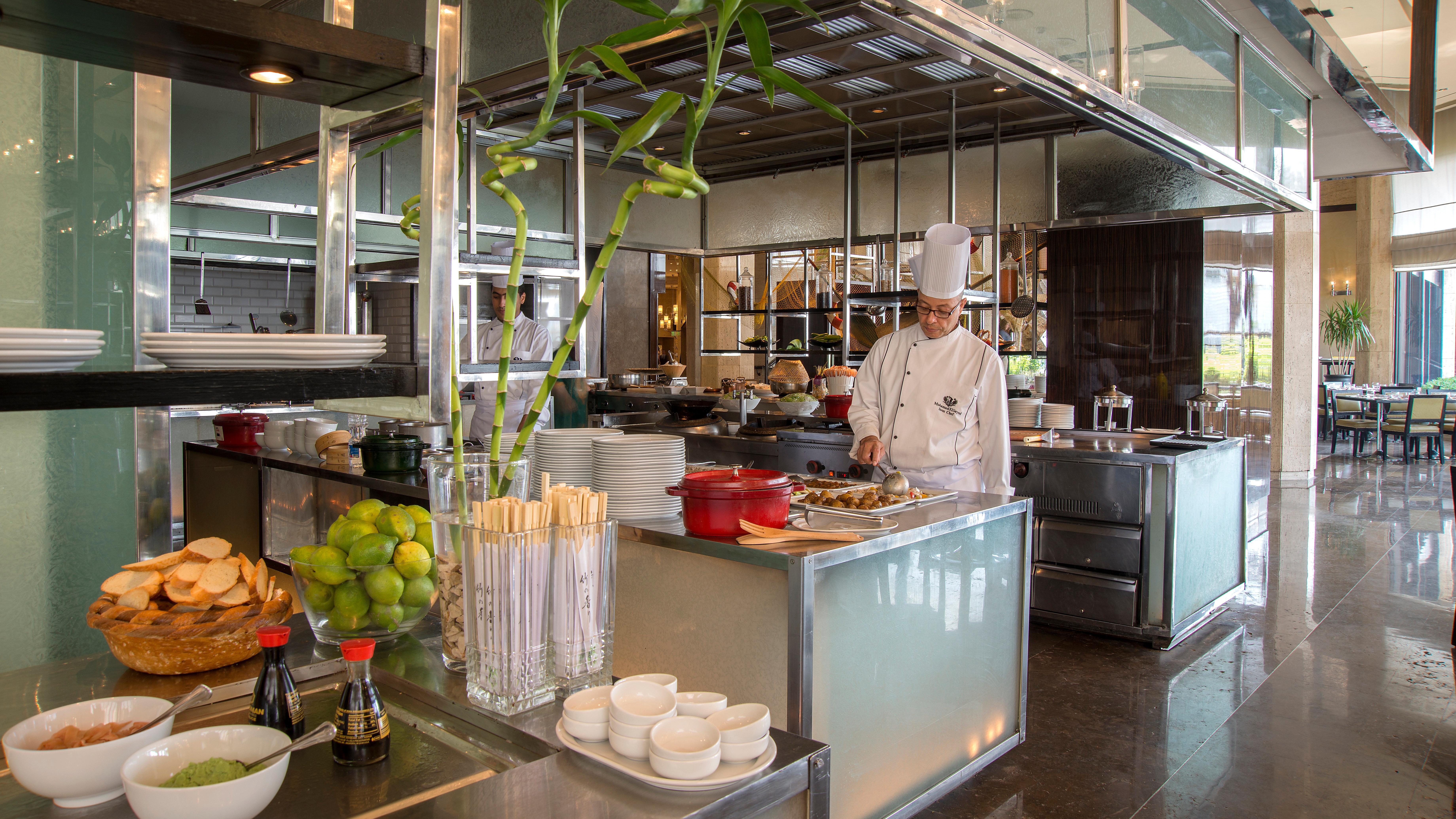 Intercontinental Cairo Semiramis By Ihg Hotel Luaran gambar A chef at work in a hotel kitchen