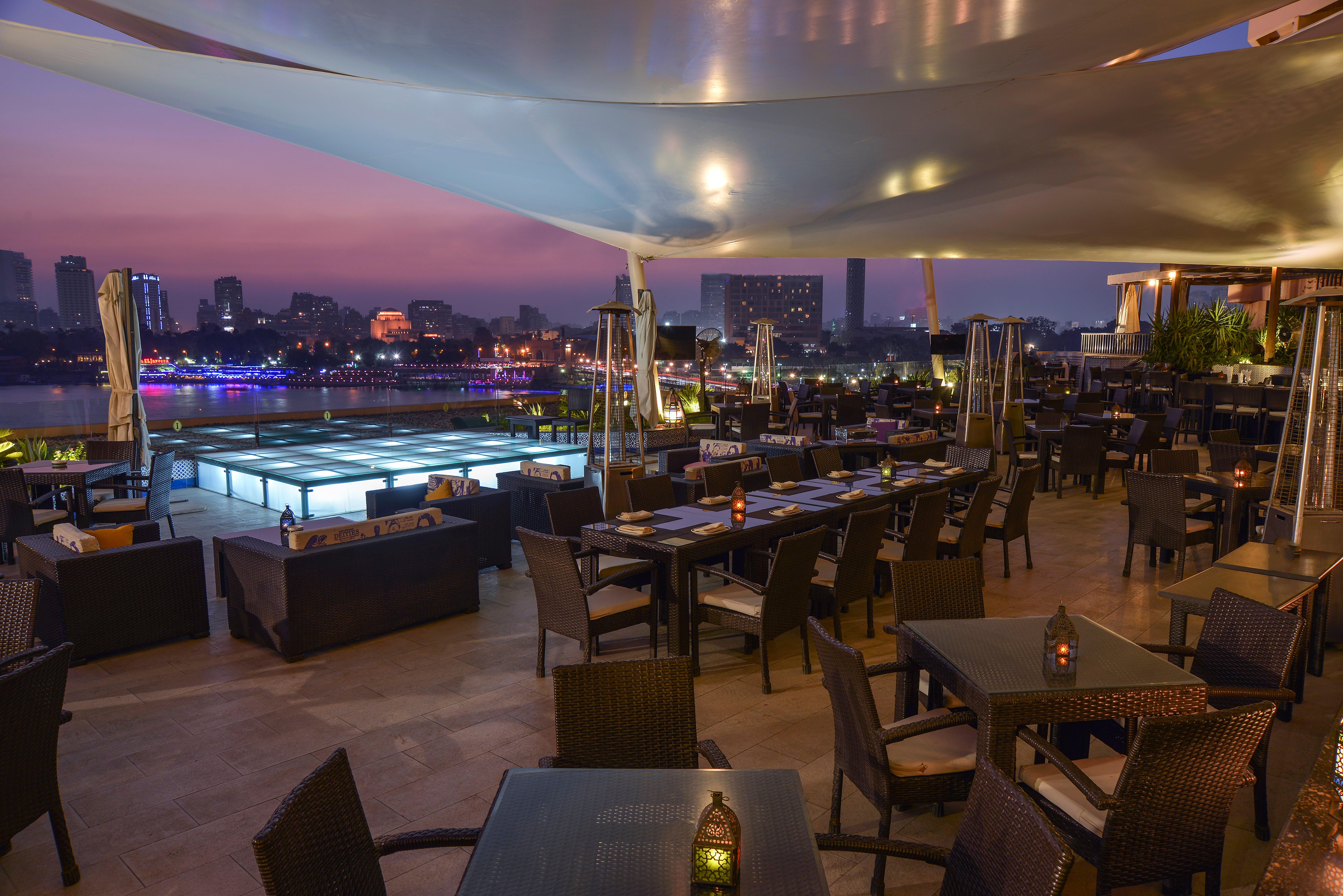 Intercontinental Cairo Semiramis By Ihg Hotel Luaran gambar The view from the rooftop bar